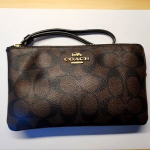 Large Corner Zip Wristlet In Signature Canvas